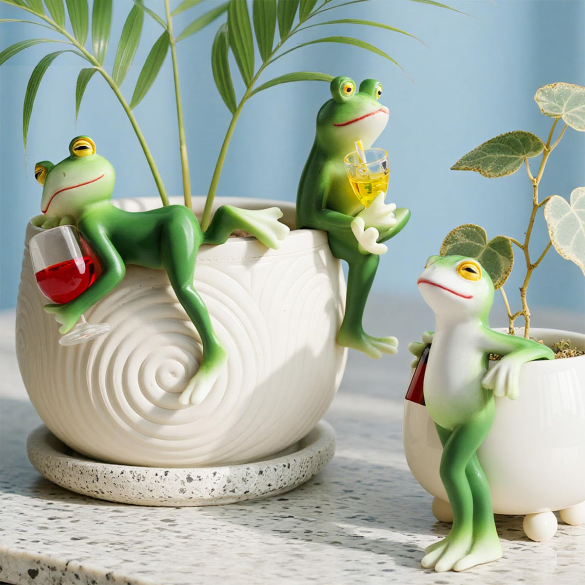DearKeeps Garden Frog Statues: three sizes—standing, lying, sitting for flexible displays.