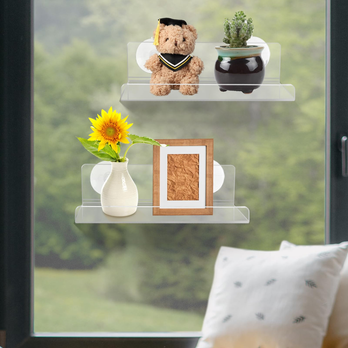 Derlyniupi clear acrylic material highlights modern shelf design.