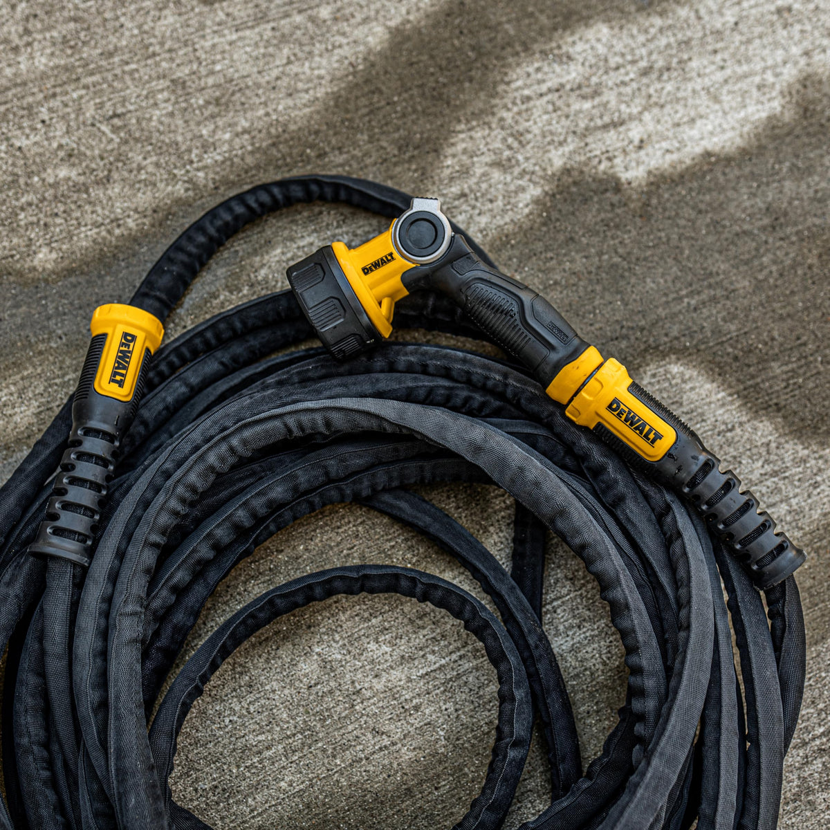 DEWALT DXMH3304 5/8 inch hose compatibility with standard fittings.
