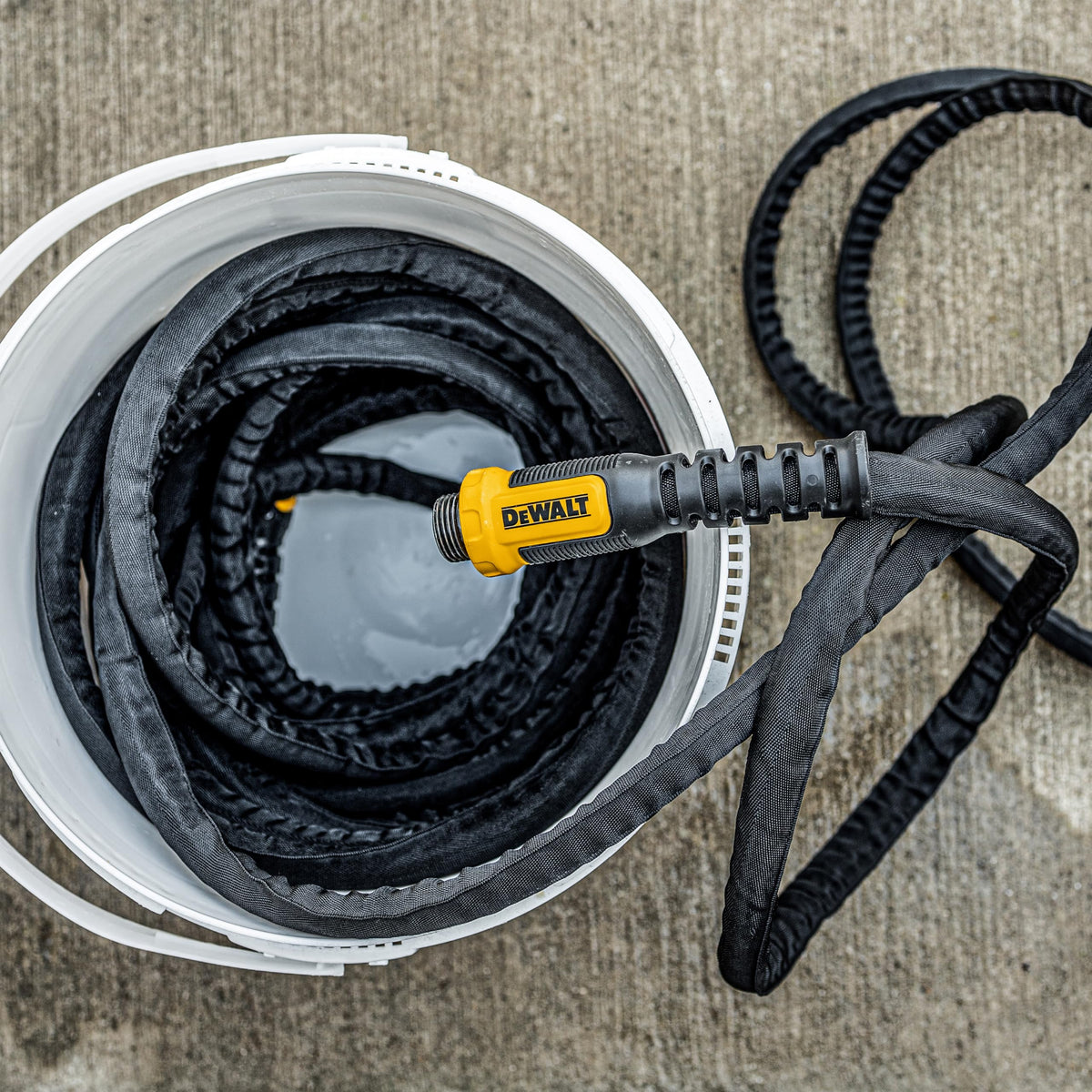 DEWALT DXMH3304 strain relief sleeve maximizes stable water flow.