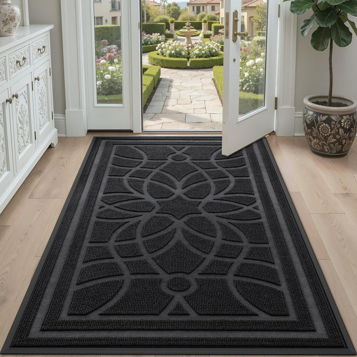 DEXI 6x4 black mat complements modern entryways while trapping debris.