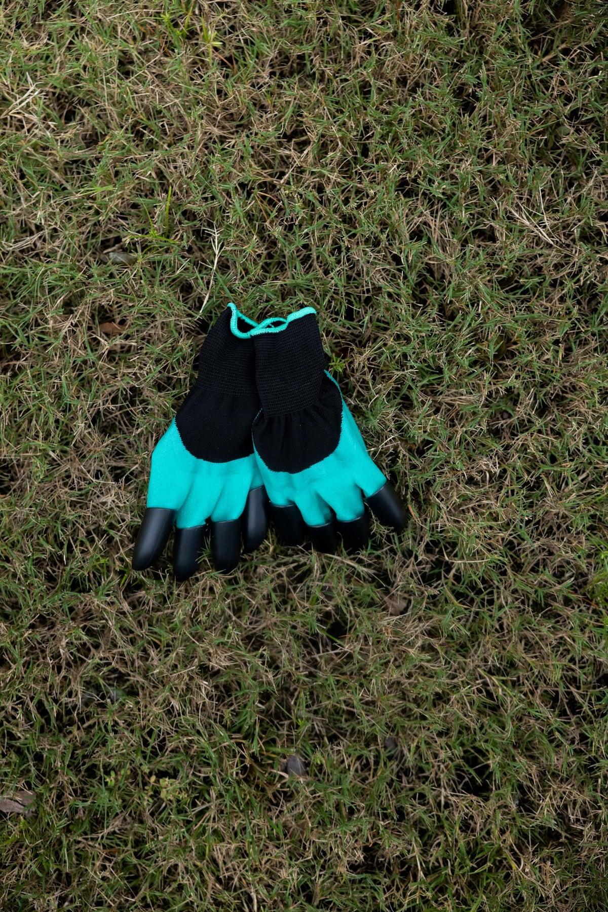 Diamond Shine 600D fabric and reinforced stitching for durability.