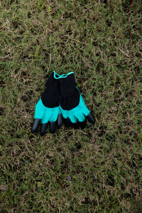 Diamond Shine 600D fabric and reinforced stitching for durability.