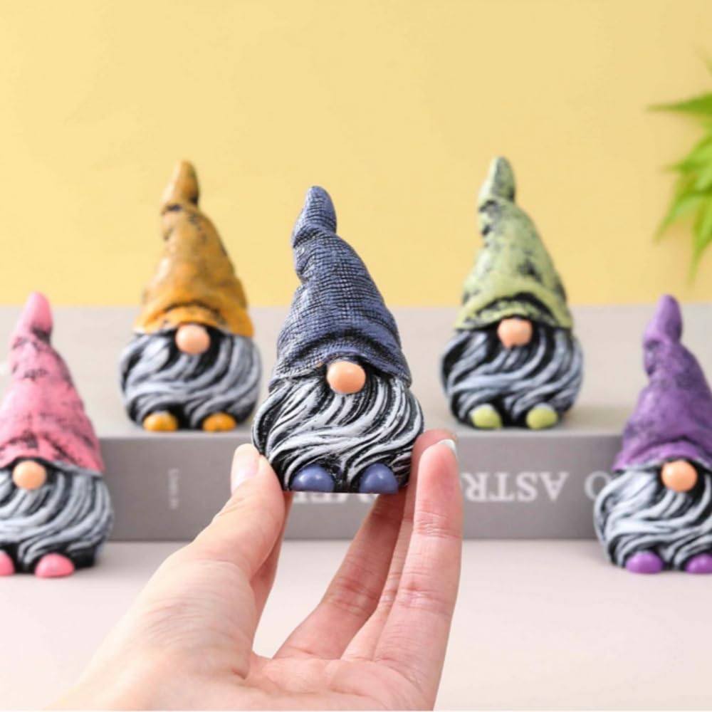 Dianreno gnomes crafted in polyresin are waterproof and rust-proof for outdoor use.