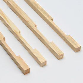 Easy installation: mount directly to hive front with solid bottom boards.