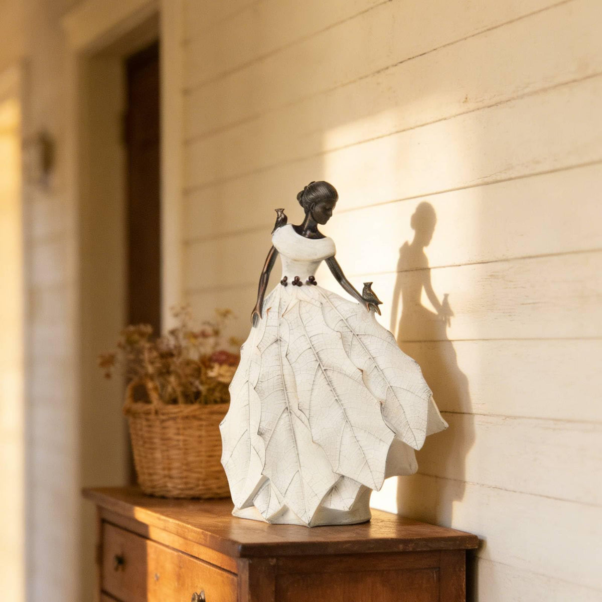 DiliComing garden decor statue suitable for indoor or outdoor display on a windowsill.