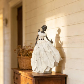 DiliComing garden decor statue suitable for indoor or outdoor display on a windowsill.