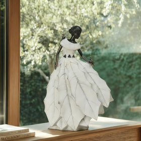 DiliComing statue designed for windowsills, desks, or entryways with whimsical flair.