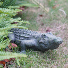 DiliComing realistic alligator sculpture enhances outdoor yard and poolside ambiance.