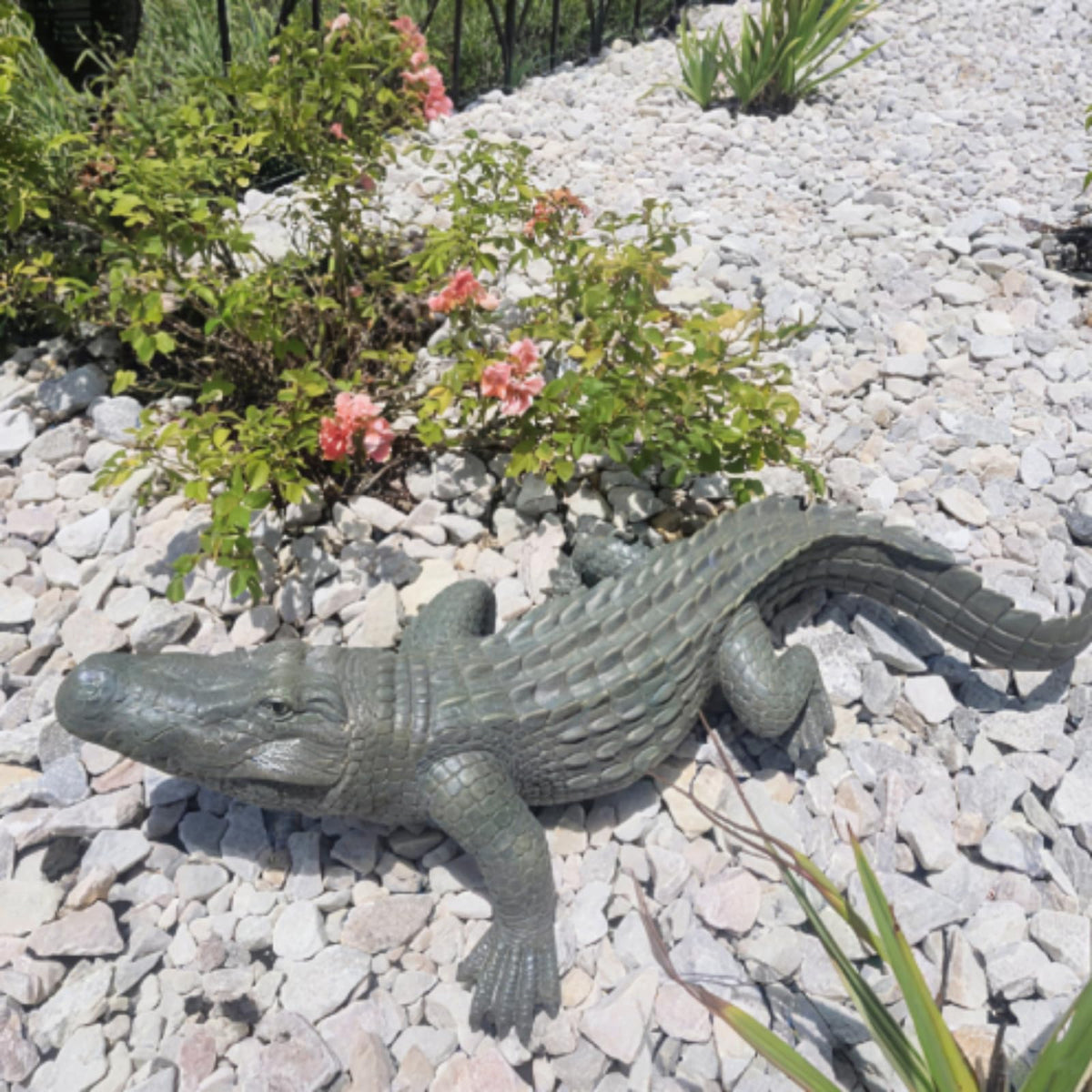 DiliComing resin garden statue with UV coating delivers durable, weather-ready display.