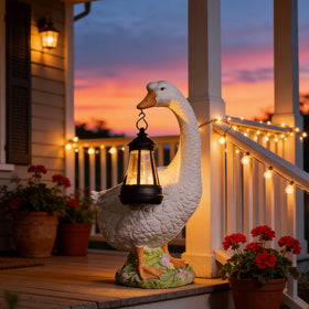 DiliComing resin goose yard art with vintage farmhouse appeal.