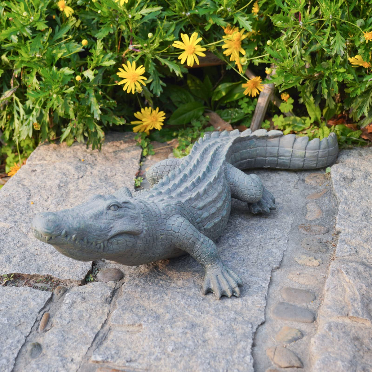 DiliComing swamp alligator garden statue, 28-inch focal point for a striking lawn.