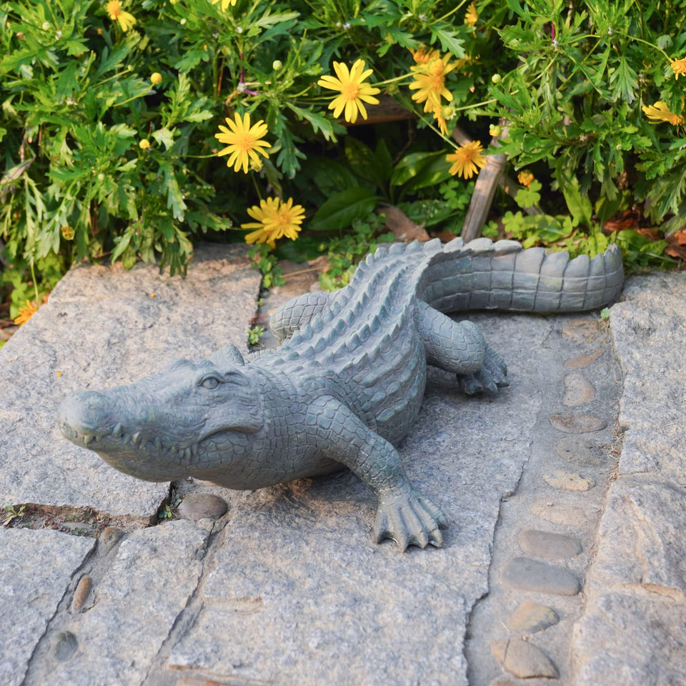 DiliComing swamp alligator garden statue, 28-inch focal point for a striking lawn.