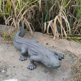DiliComing yard art alligator statue fits indoor or outdoor displays.