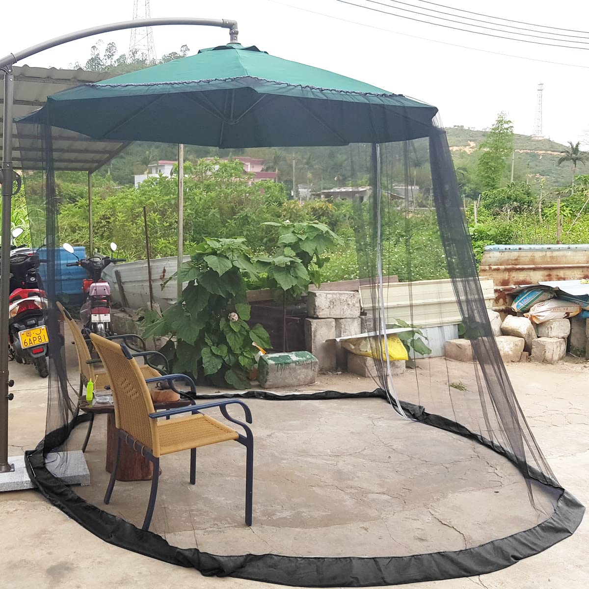 Ideal for summer dining or playtime on patios, reducing bug bites during outdoor moments.