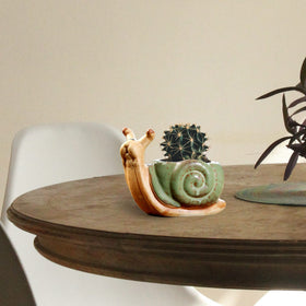 DIYOMR snail planter with glossy ceramic finish for desks or shelves.