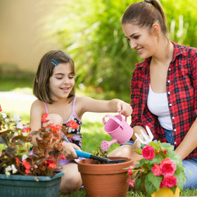 DOITOOL small metal watering can in mixed colors ideal for balcony gardening.