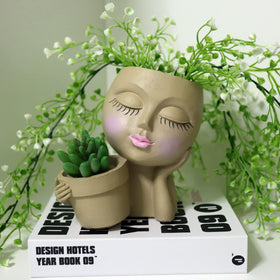 Dolkgy head plant pot with drainage holes supports healthy roots.