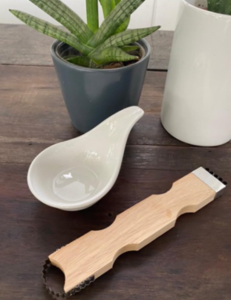 Dolphin Shop coconut grater safety features with burr-free wooden edges