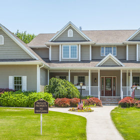 Doninex two-pack set provides affordable boundary markers for property lines.