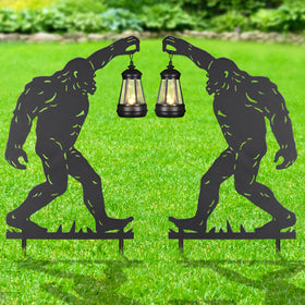 Doorkeer Bigfoot stake with solar lantern lights up garden at night.