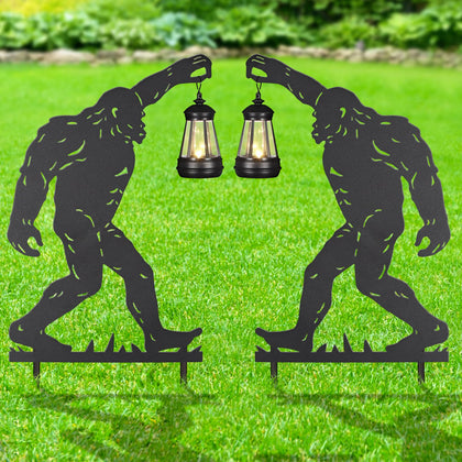 Doorkeer Bigfoot stake with solar lantern lights up garden at night.