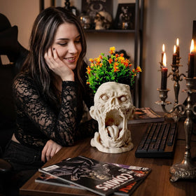 Doudouhua skull planter doubles as a pen holder on desk