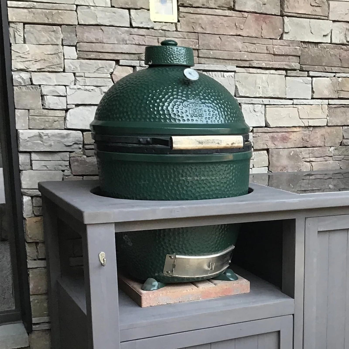 Dracarys outdoor-ready feet keep grills stable on combustible surfaces.