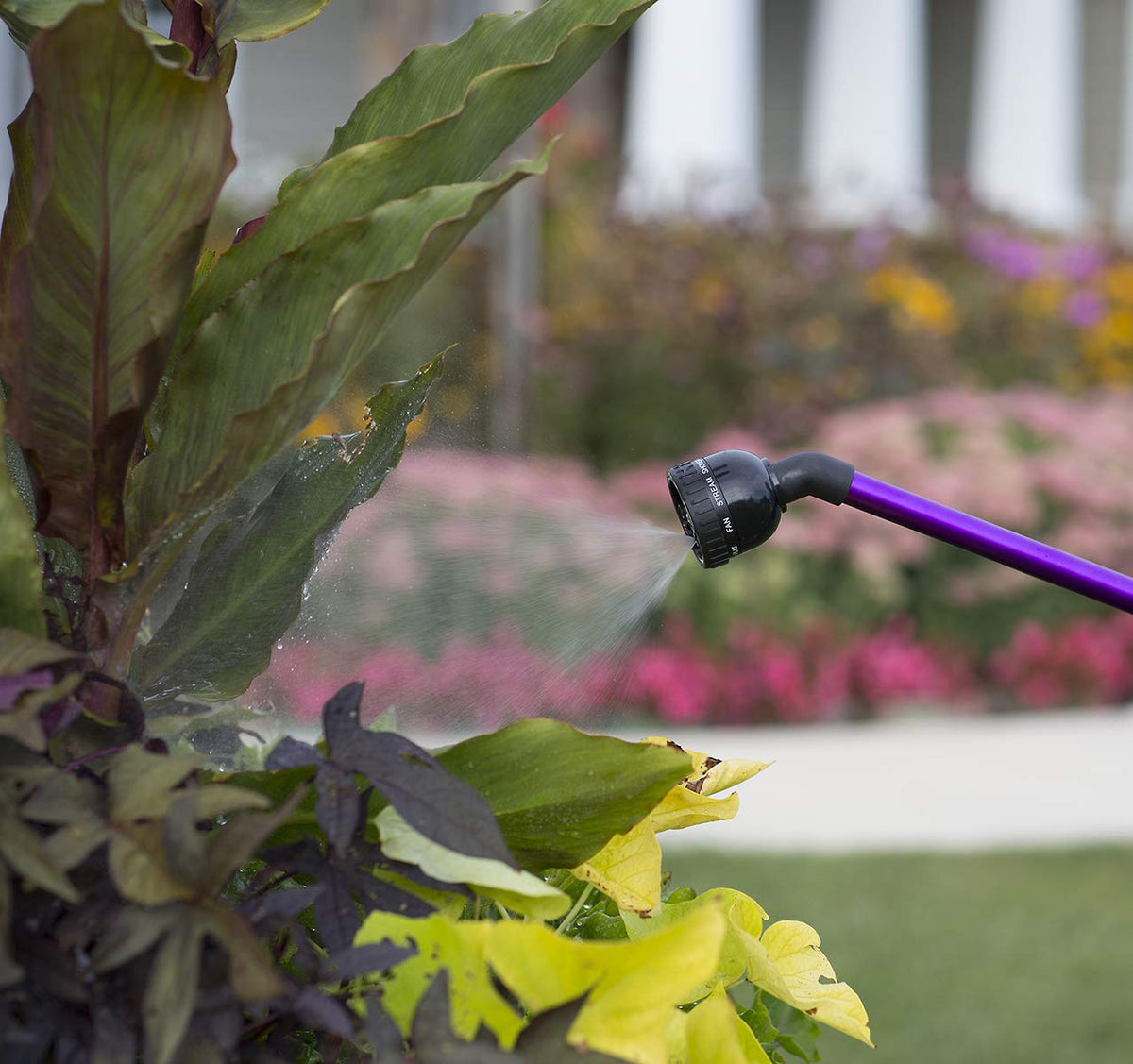 Dramm RainSelect 9-pattern spray head for mist to jet transitions.
