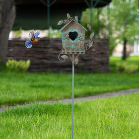 DREAMSOUL outdoor bird house on stand enables easy yard or patio placement