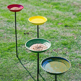 Dreamysoul weather-resistant metal stake endures outdoor seasons.