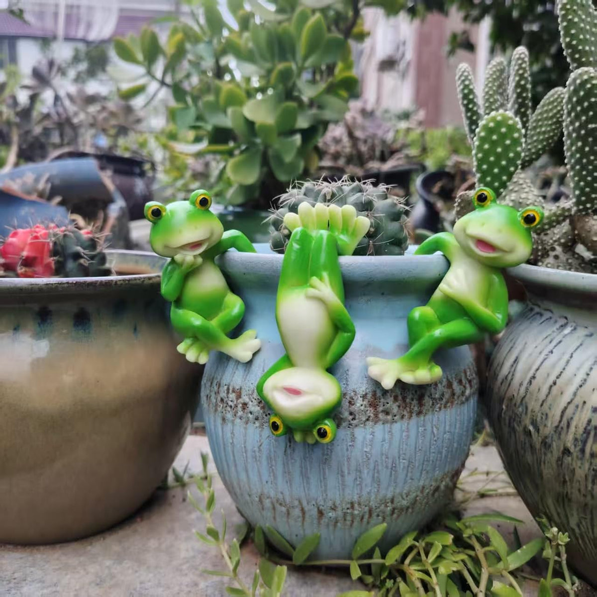 Dukiwu flower-pot edge frog statue adds charm to your greenery.