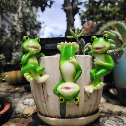 Dukiwu three-piece climbing frog set decor for outdoor pots and garden edges.