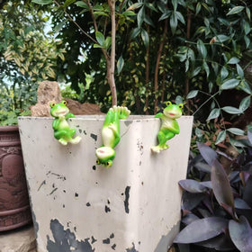 Dukiwu weather-resistant resin frog sculpture withstands sun, rain, and wind.
