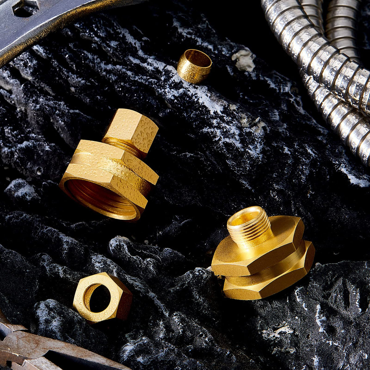 Dunzy corrosion-resistant brass hose adapter built for outdoor gardening and long-lasting use.