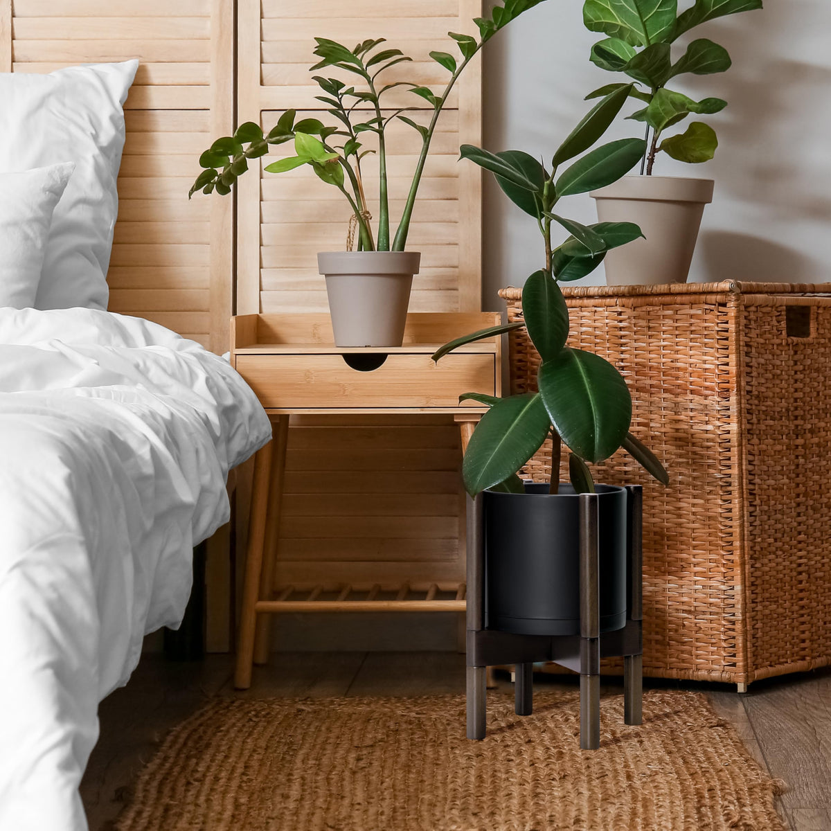 D'vine Dev thick-walled plastic pot resists daily wear