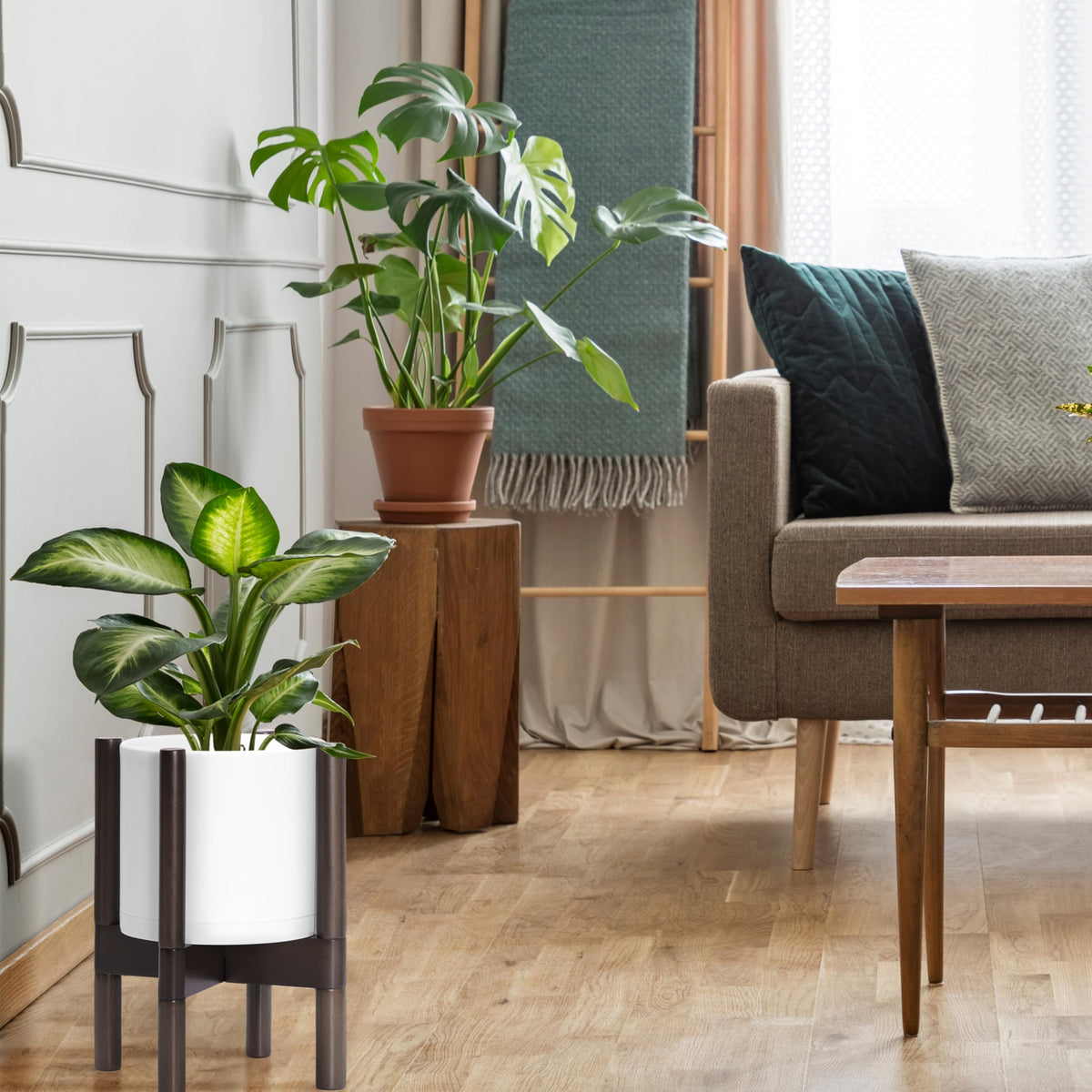 D'vine Dev matte white planter pairs well with many décor styles.