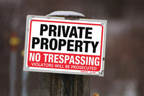 DXSIGN outdoor aluminum sign on fence post provides year-round notice.