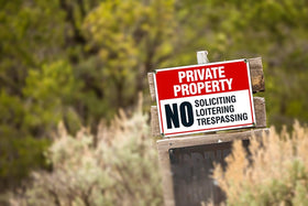 Dxyizus No Trespassing Sign weatherproof aluminum withstands sun and rain.