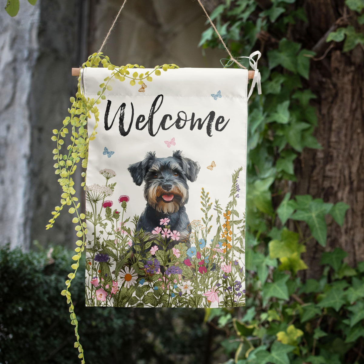 DZGlobal yard flag is designed to hang but a stand is not included.