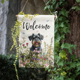 DZGlobal yard flag is designed to hang but a stand is not included.