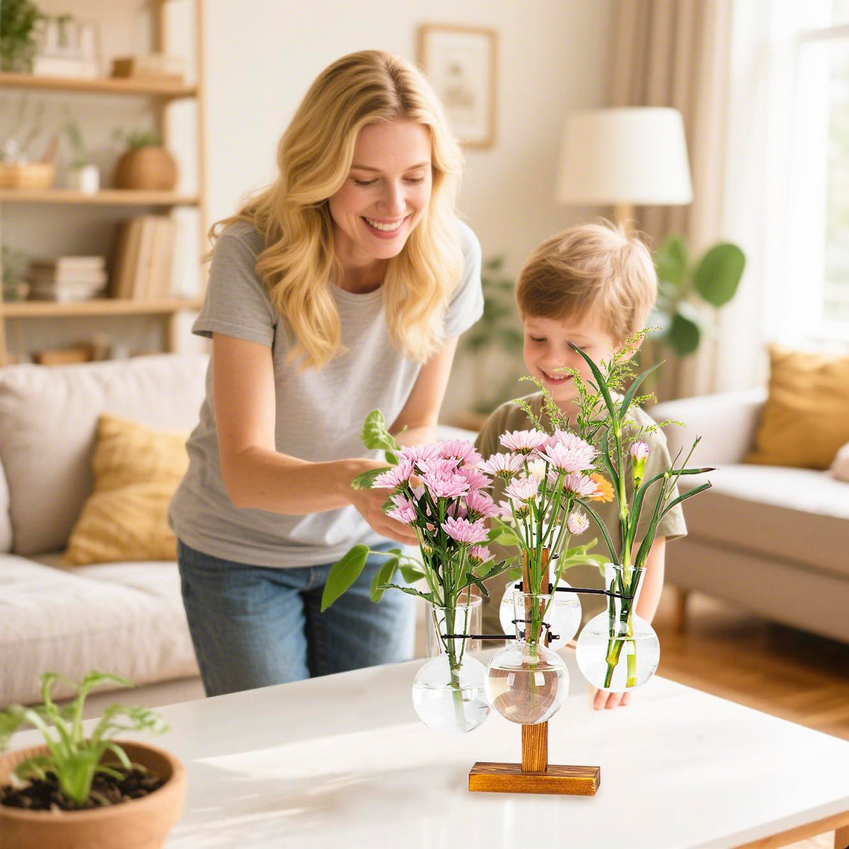 E-ROOM TREND desk-friendly display for easy plant propagation showcase