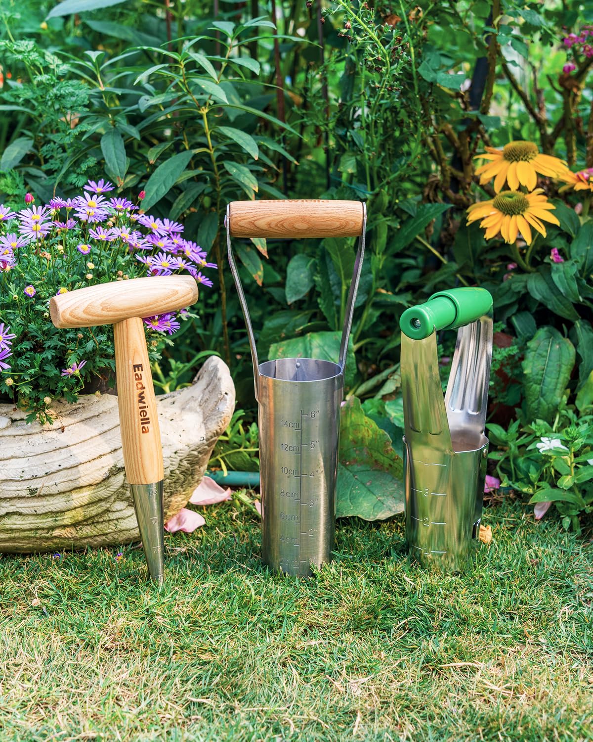 Eadwiella bulb planter ideal for large bulbs like daffodils with easy soil release