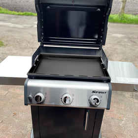 EasiBBQ silicone oven mitts included for safe handling.