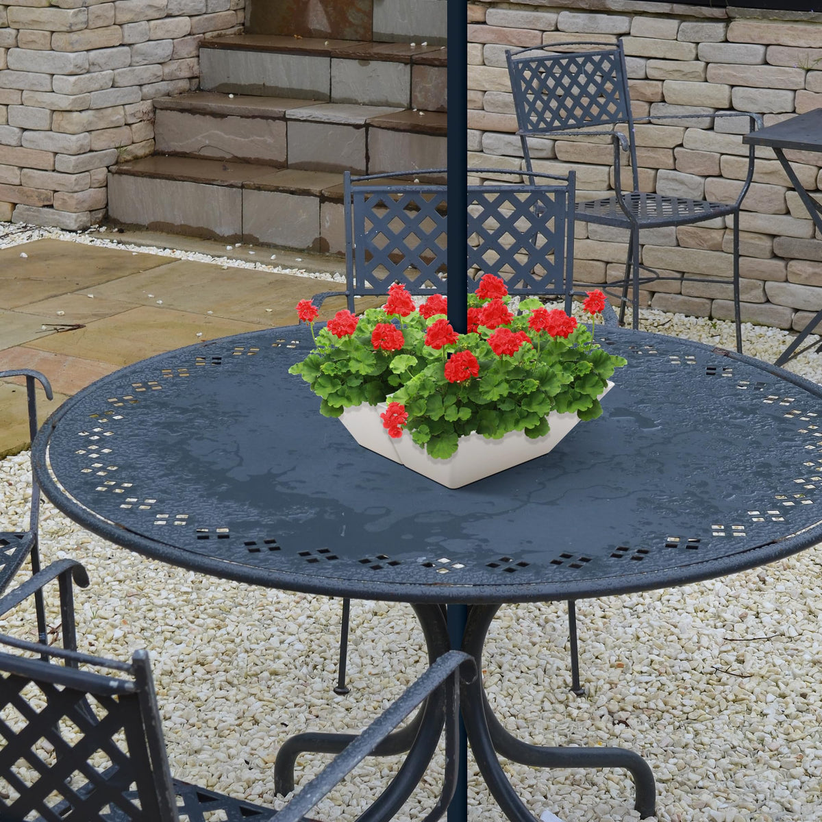 EBaokuup anti-scratch base keeps table surface pristine.