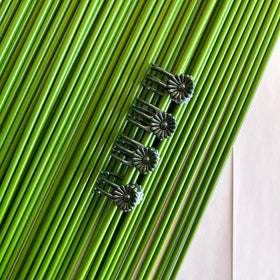 EESC2Y dark-green clips offer sturdy garden support for containers.