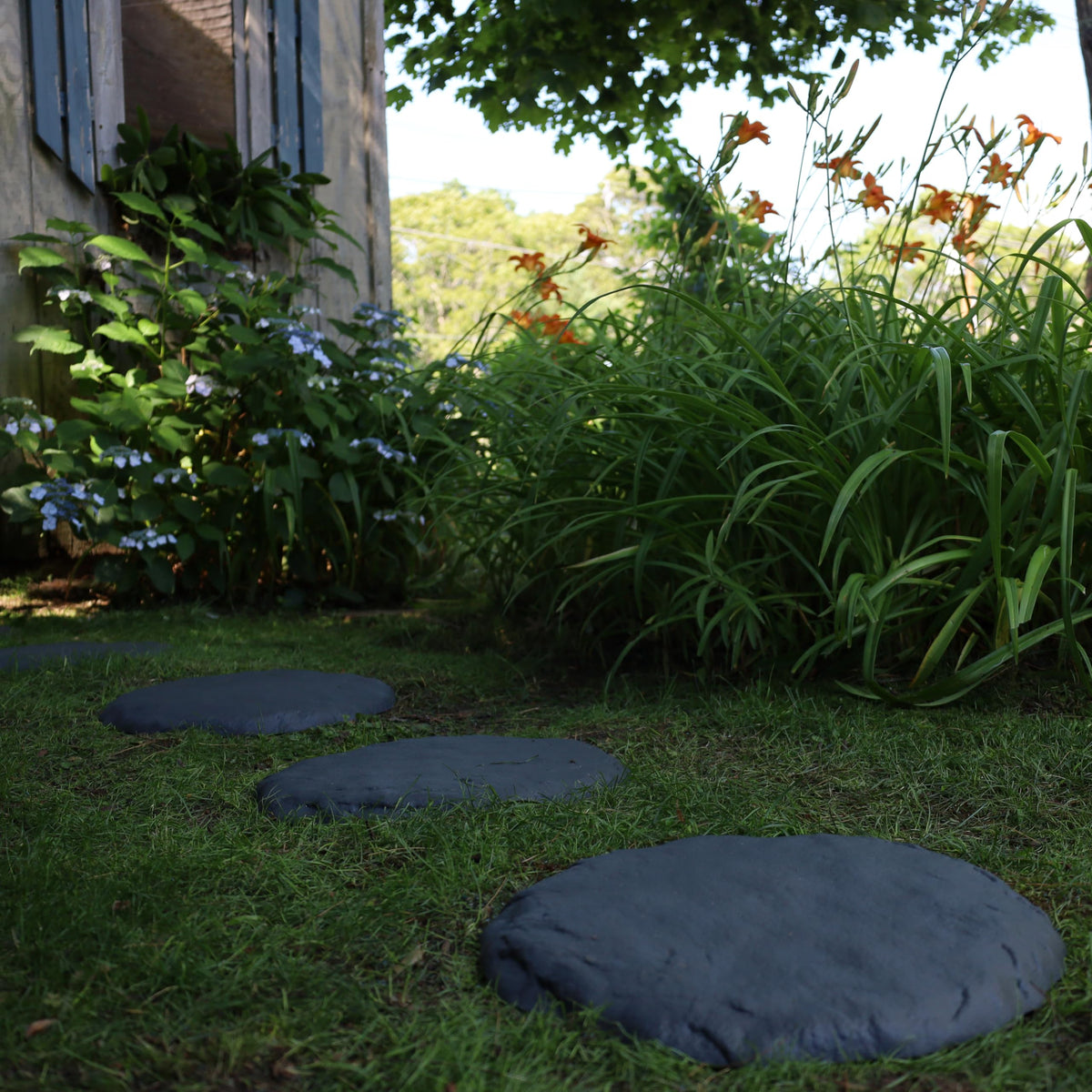 Ei resin outdoor stones designed to withstand weather.