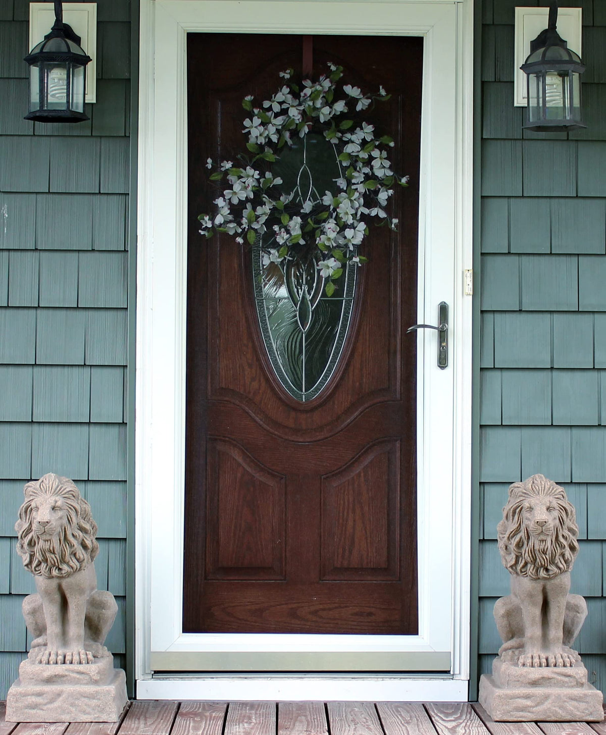 Lightweight EMSCO Guardian Lion statue enables easy porch setup