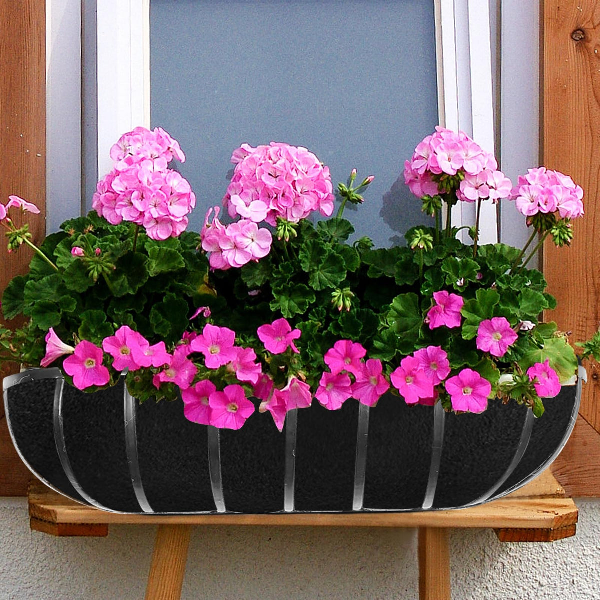 Emsiok liner demonstrates moisture retention and breathable design for plants.