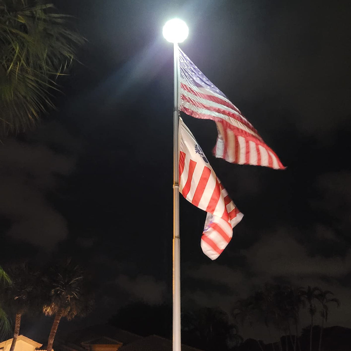 enrybia solar flag pole light uses 266 LEDs for even illumination